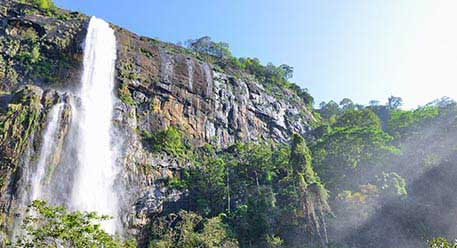 A waterfall in Sri Lanka to discover by car